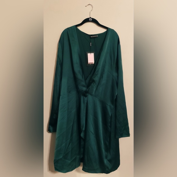 Pretty Little Thing Plus Emerald Green Satin Long Sleeve Wrap Dress - Picture 2 of 4